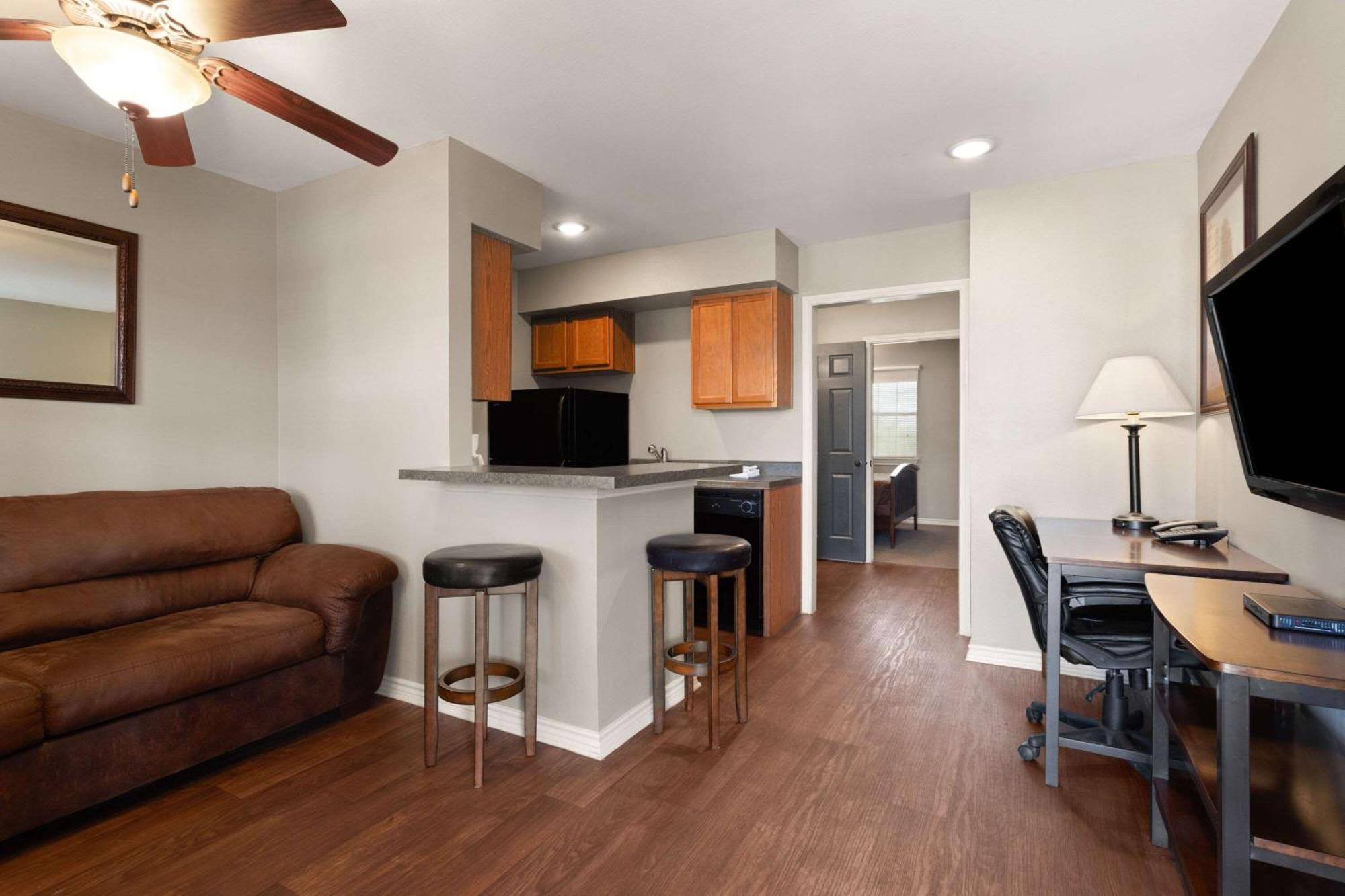 Eagle'S Den Suites Cotulla A Travelodge By Wyndham Zewnętrze zdjęcie