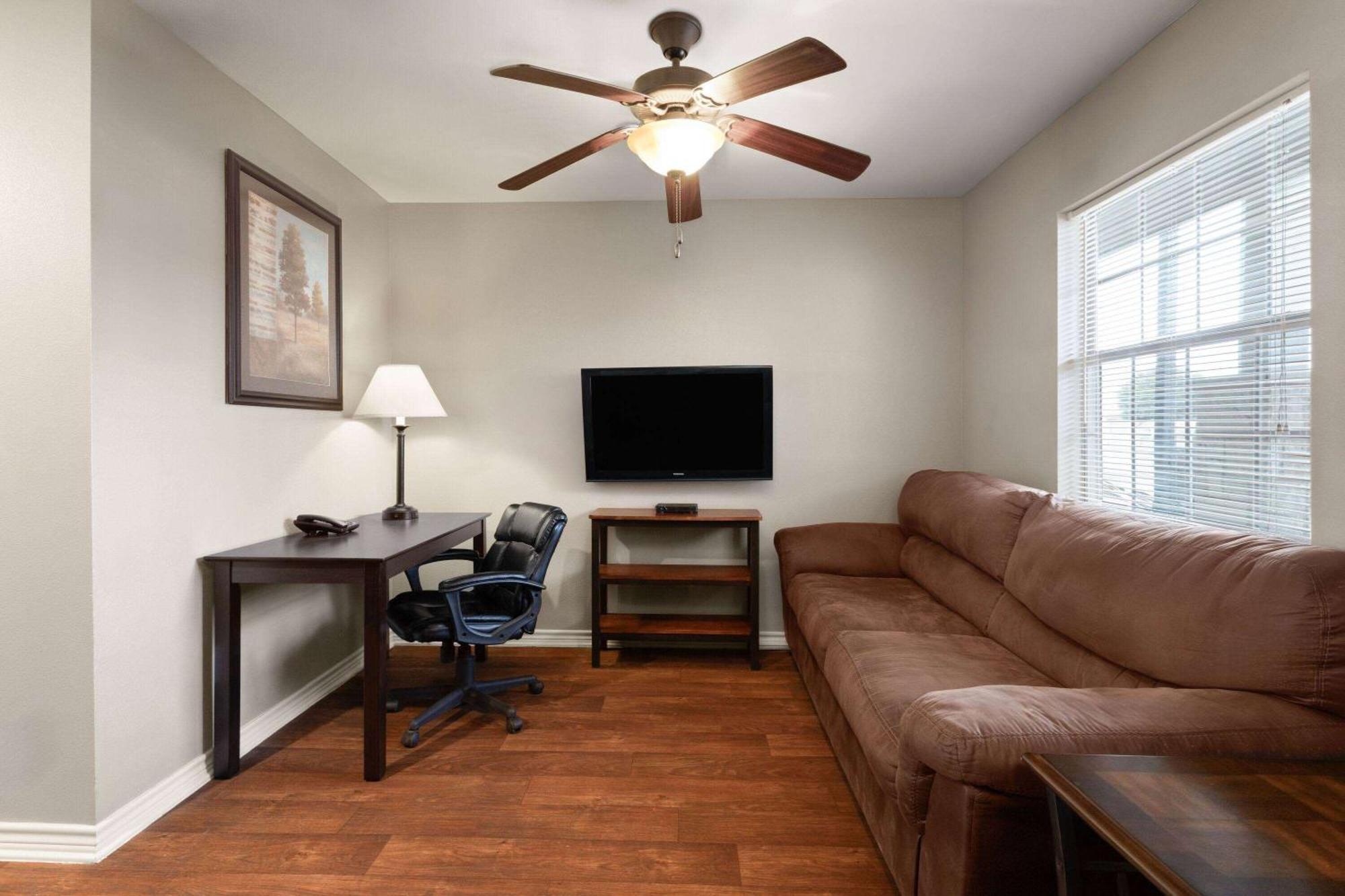 Eagle'S Den Suites Cotulla A Travelodge By Wyndham Zewnętrze zdjęcie