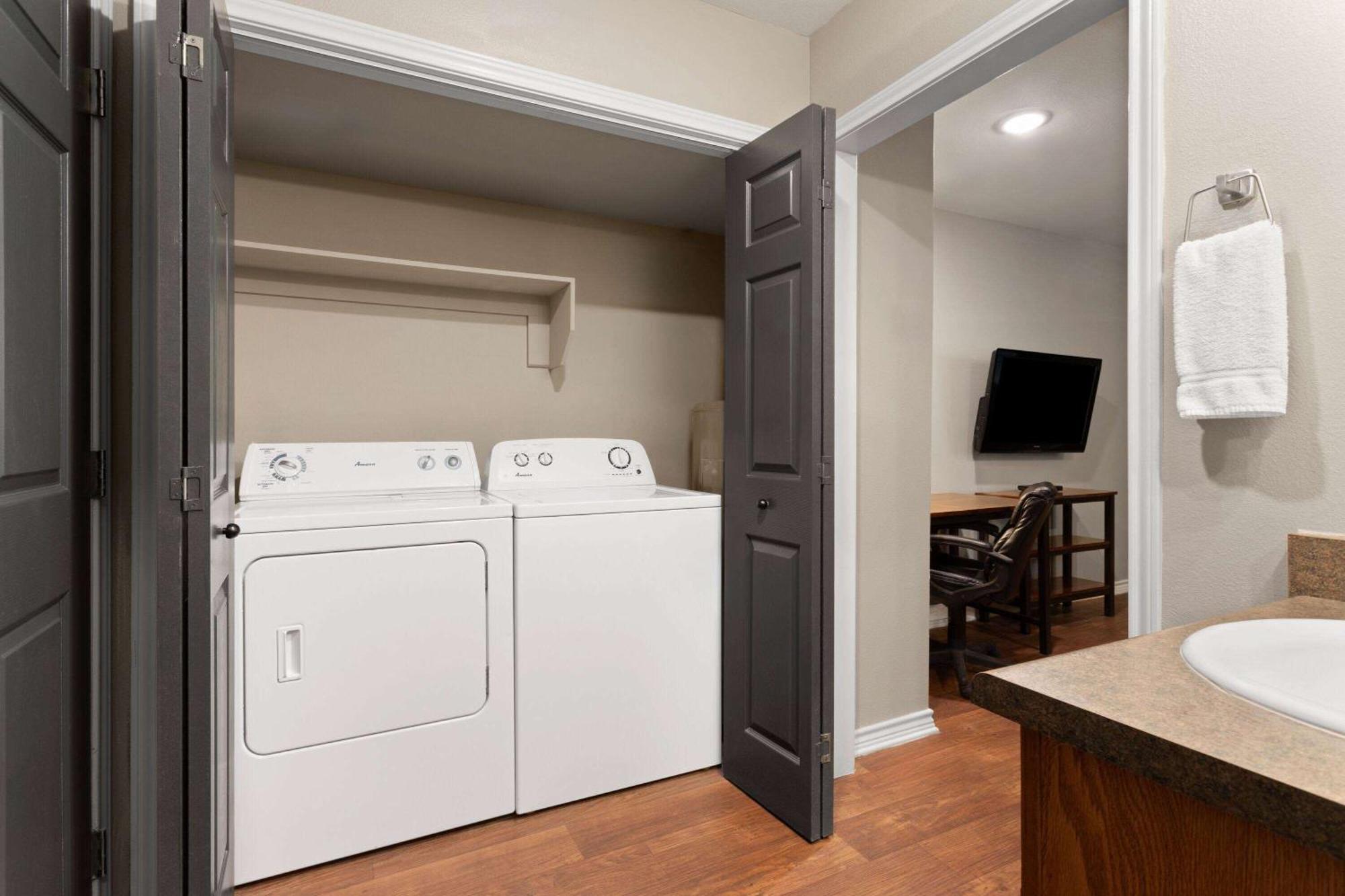Eagle'S Den Suites Cotulla A Travelodge By Wyndham Zewnętrze zdjęcie