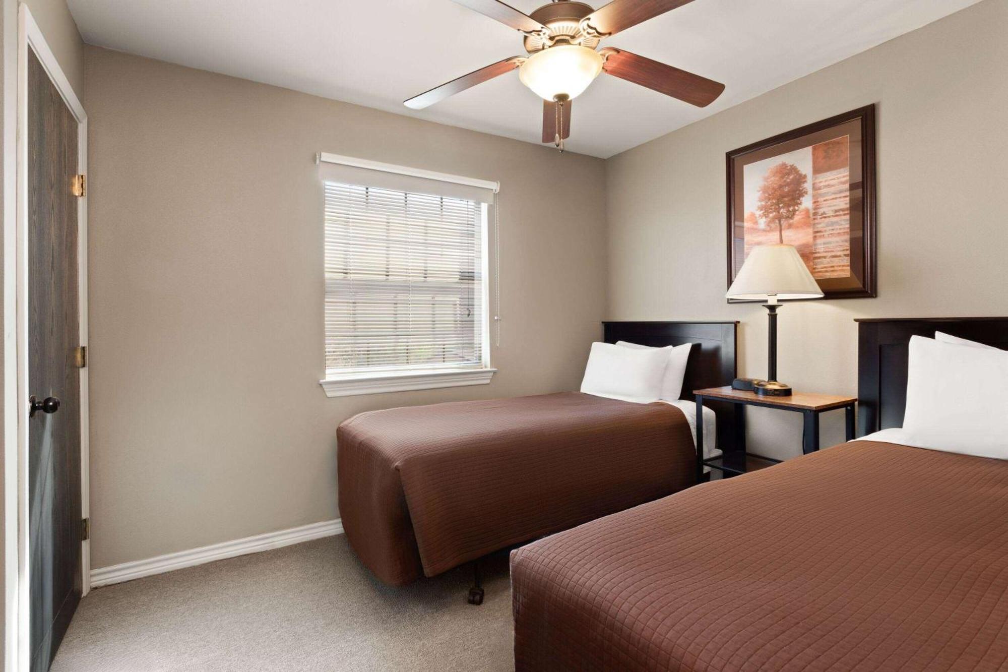 Eagle'S Den Suites Cotulla A Travelodge By Wyndham Zewnętrze zdjęcie