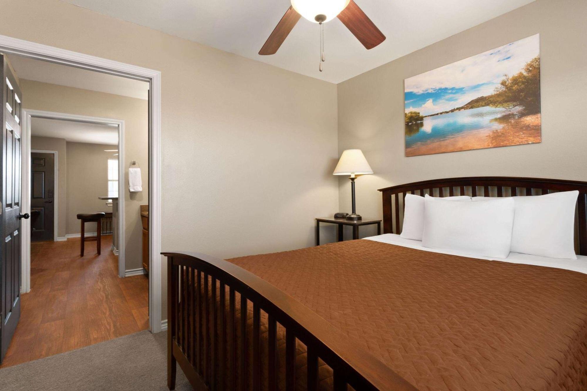 Eagle'S Den Suites Cotulla A Travelodge By Wyndham Zewnętrze zdjęcie