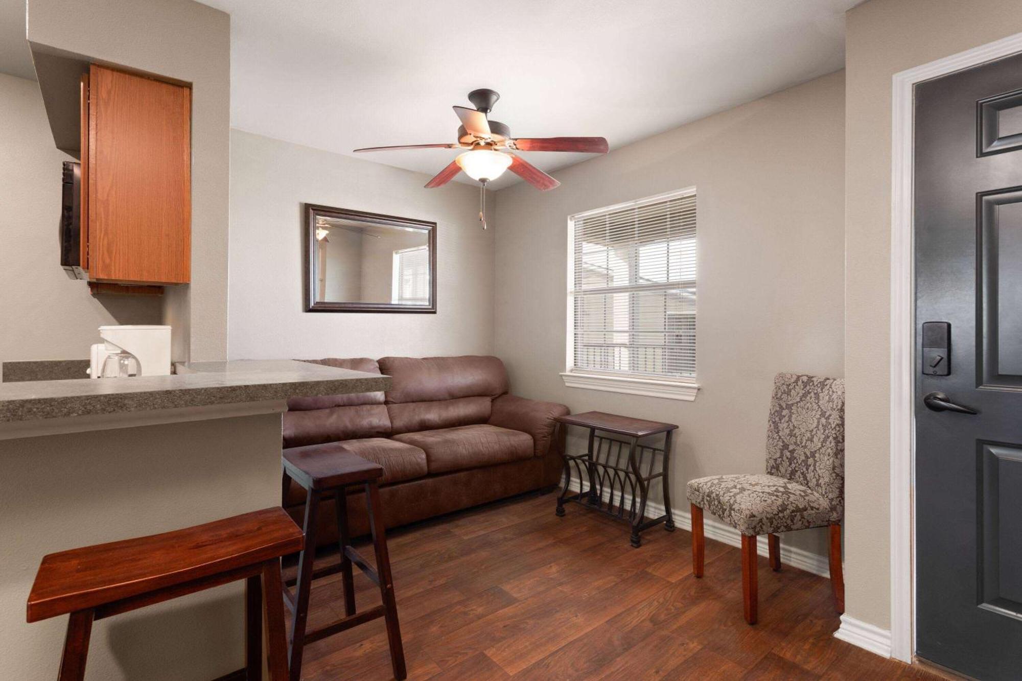 Eagle'S Den Suites Cotulla A Travelodge By Wyndham Zewnętrze zdjęcie