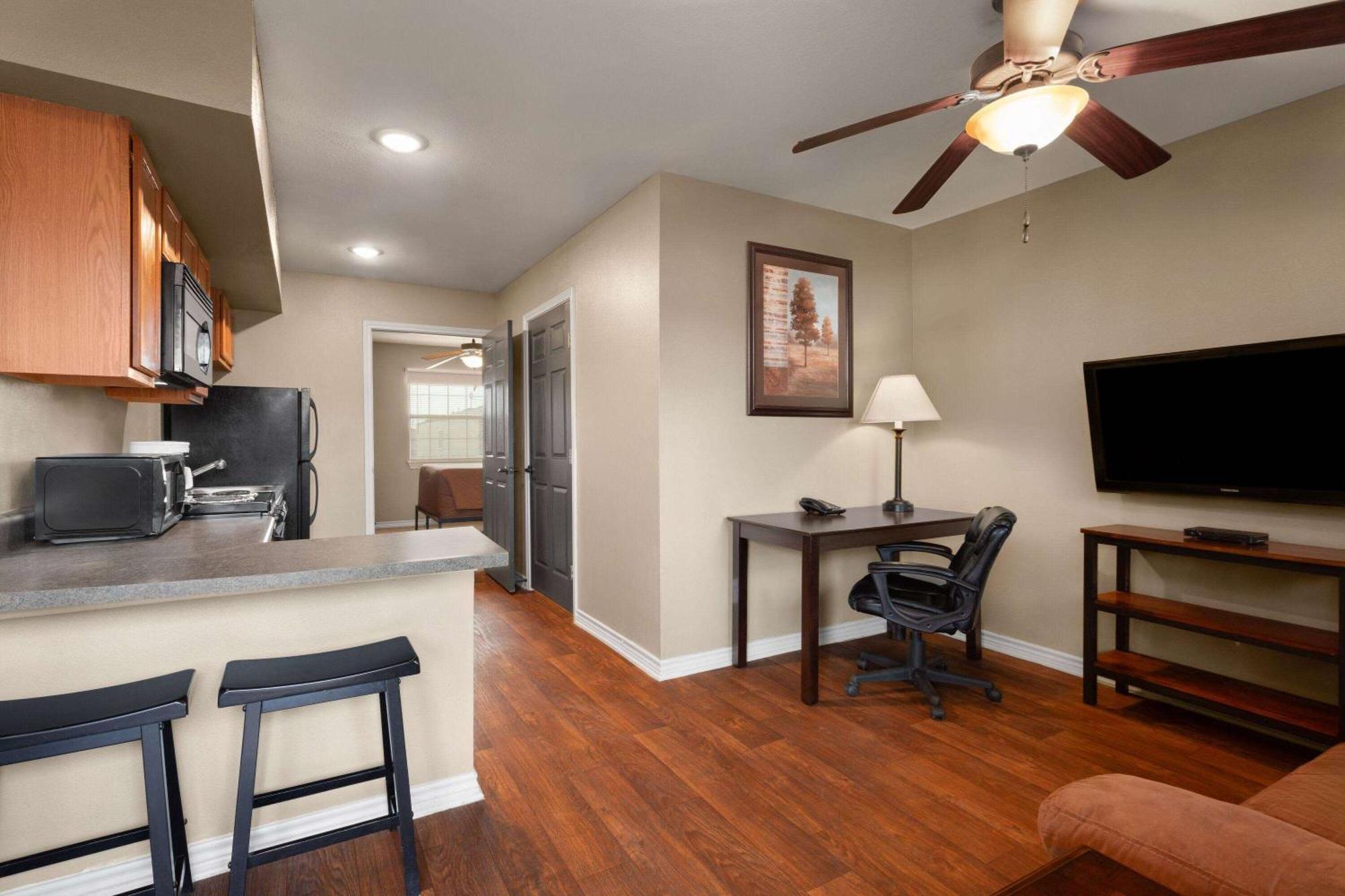 Eagle'S Den Suites Cotulla A Travelodge By Wyndham Zewnętrze zdjęcie