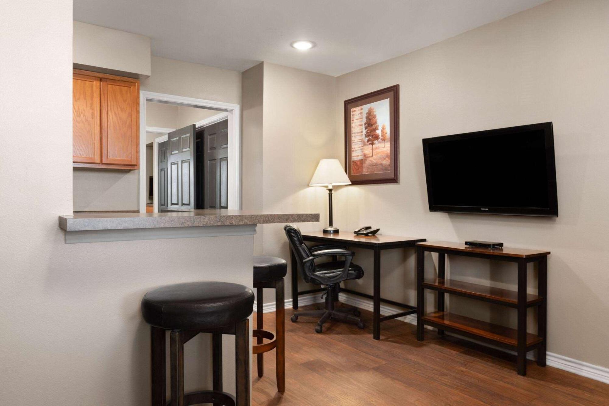 Eagle'S Den Suites Cotulla A Travelodge By Wyndham Zewnętrze zdjęcie