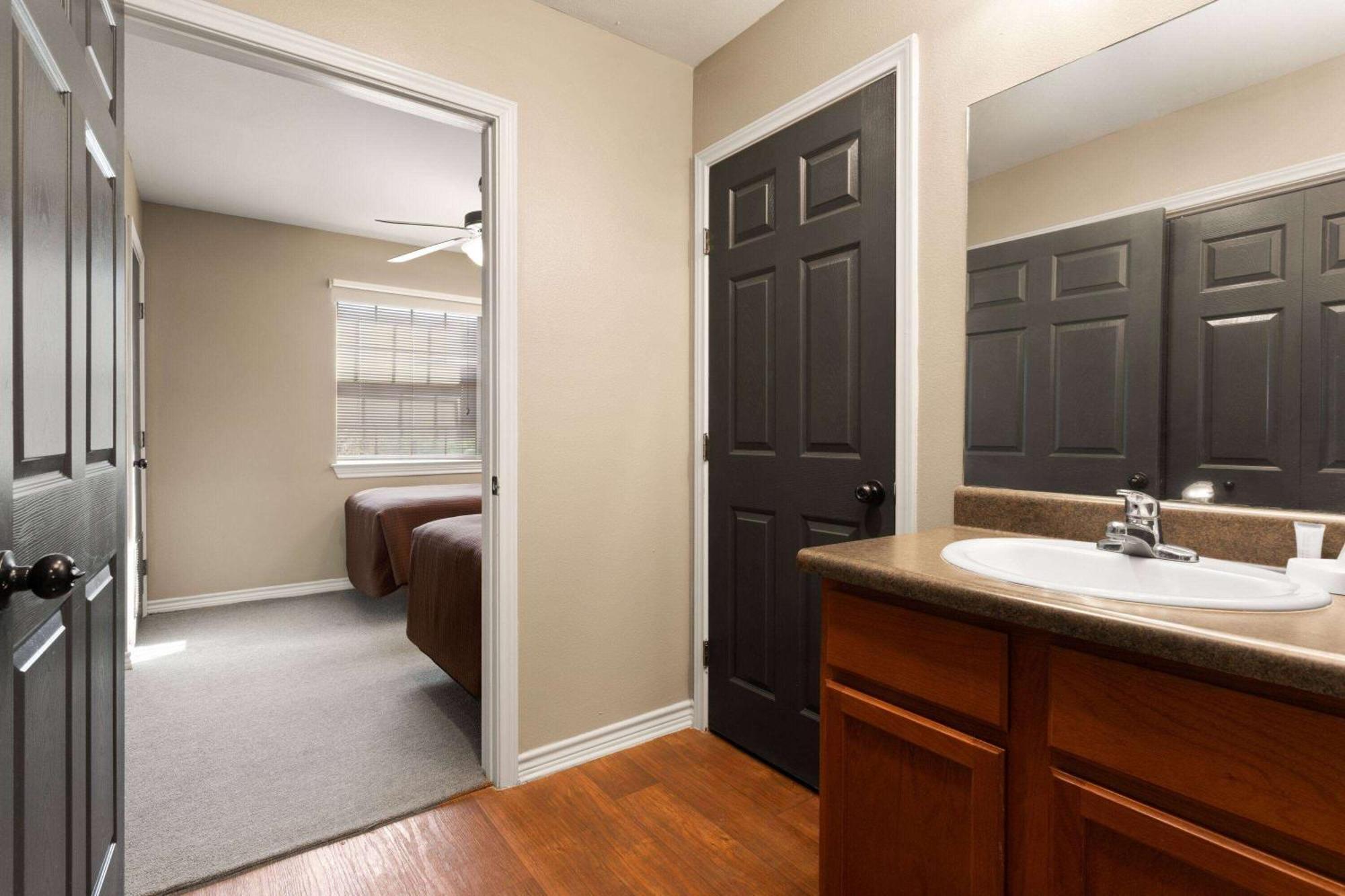Eagle'S Den Suites Cotulla A Travelodge By Wyndham Zewnętrze zdjęcie