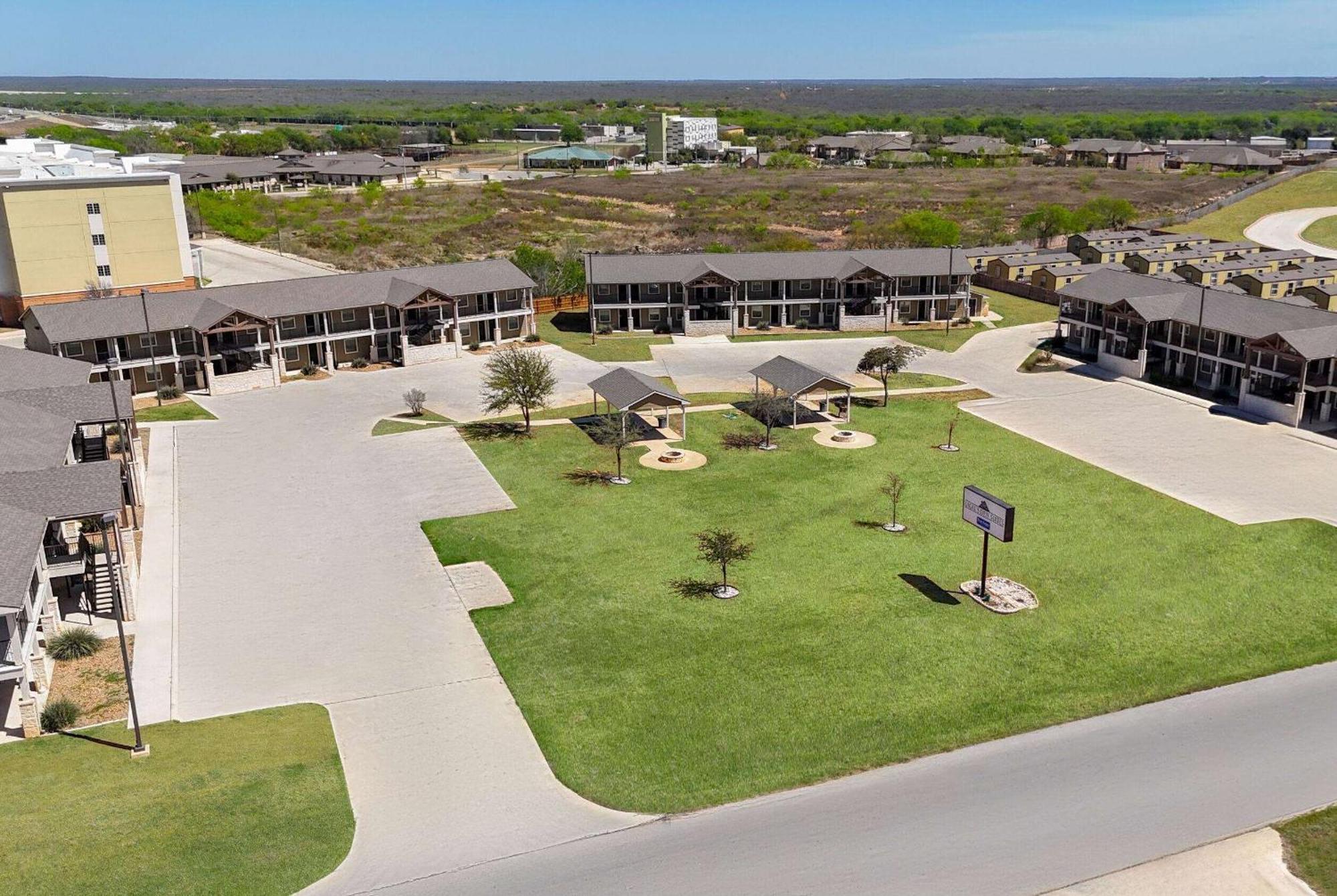 Eagle'S Den Suites Cotulla A Travelodge By Wyndham Zewnętrze zdjęcie