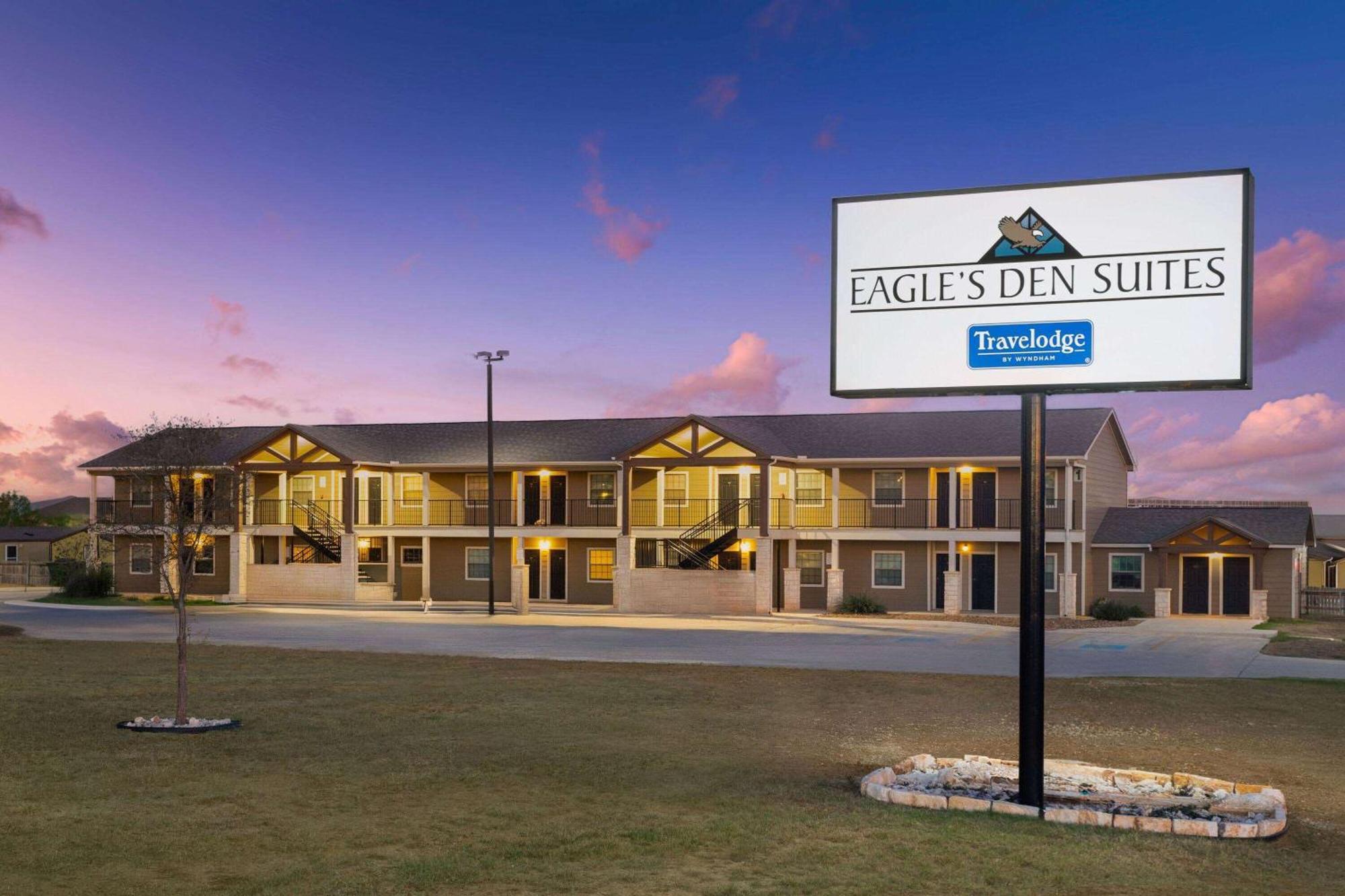 Eagle'S Den Suites Cotulla A Travelodge By Wyndham Zewnętrze zdjęcie