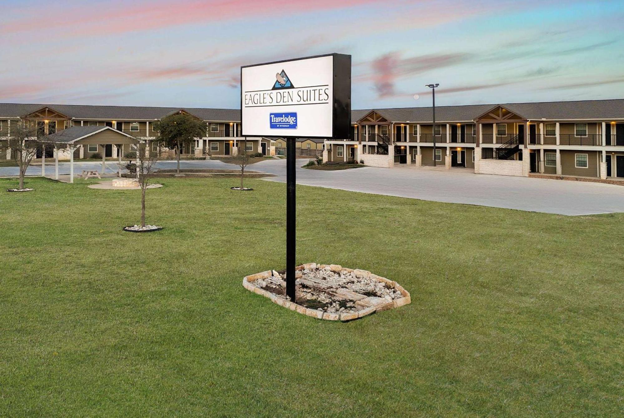 Eagle'S Den Suites Cotulla A Travelodge By Wyndham Zewnętrze zdjęcie