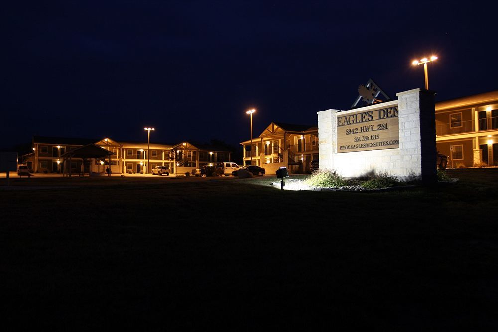 Eagle'S Den Suites Cotulla A Travelodge By Wyndham Zewnętrze zdjęcie