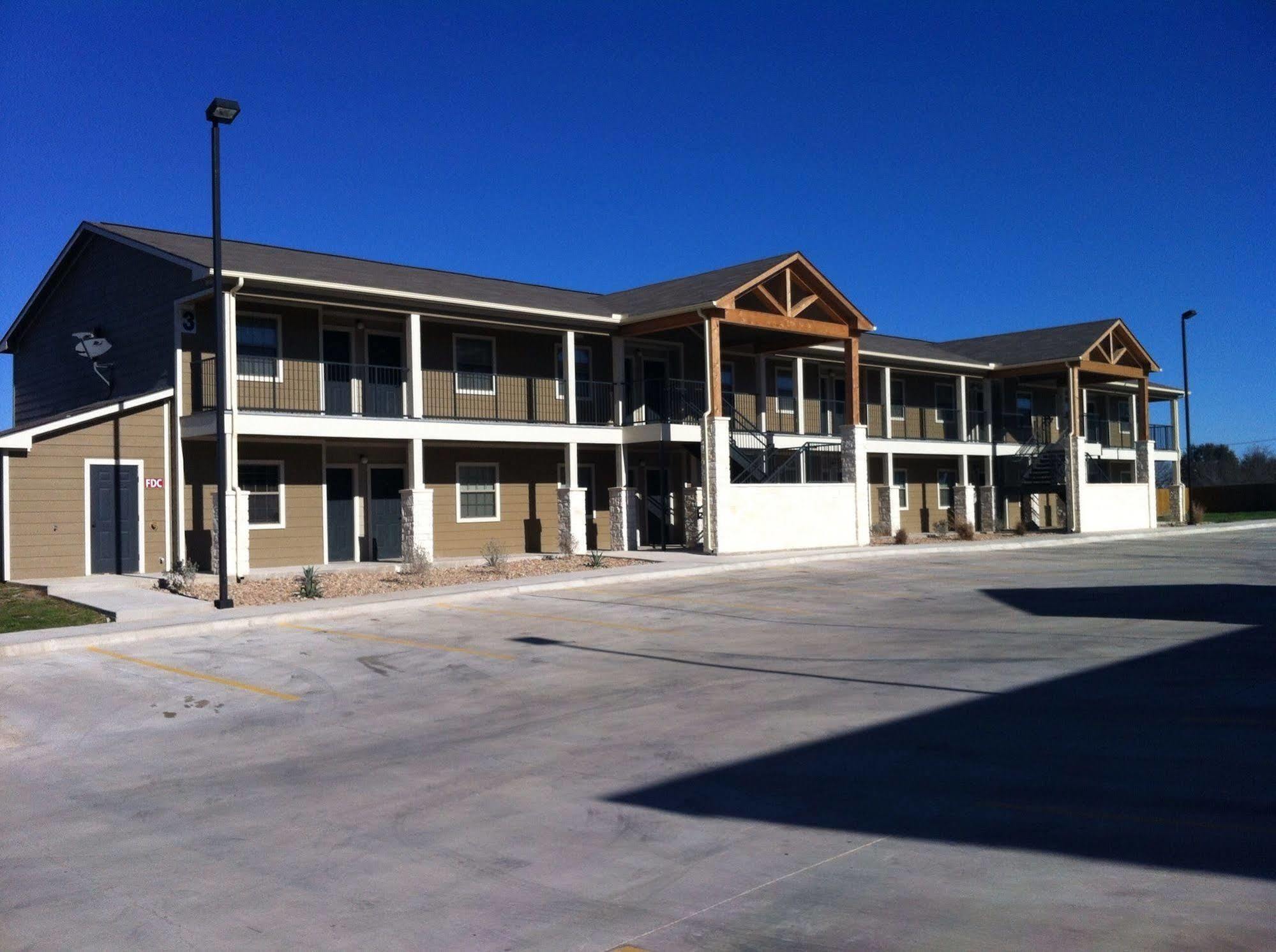 Eagle'S Den Suites Cotulla A Travelodge By Wyndham Zewnętrze zdjęcie