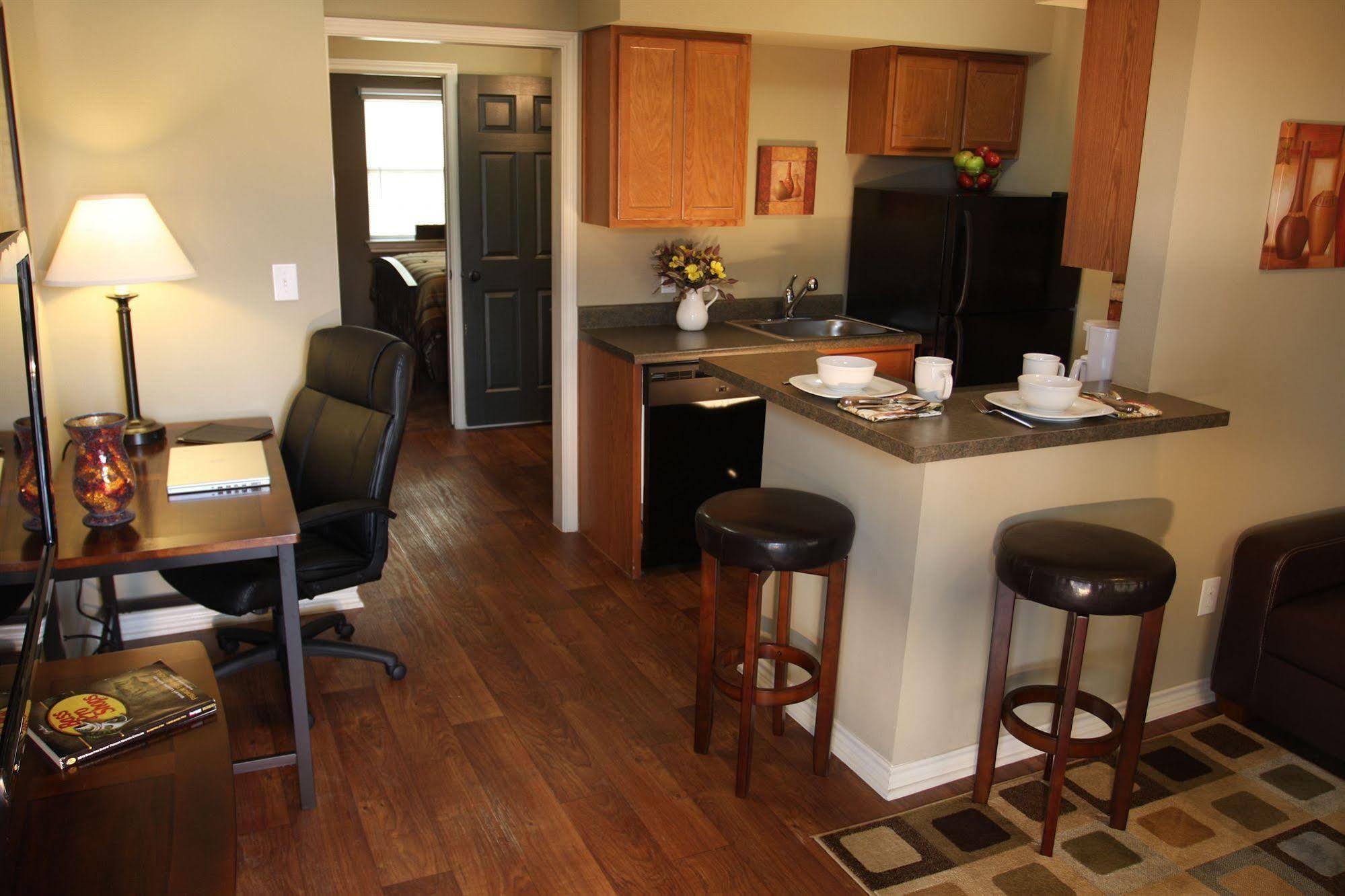 Eagle'S Den Suites Cotulla A Travelodge By Wyndham Zewnętrze zdjęcie