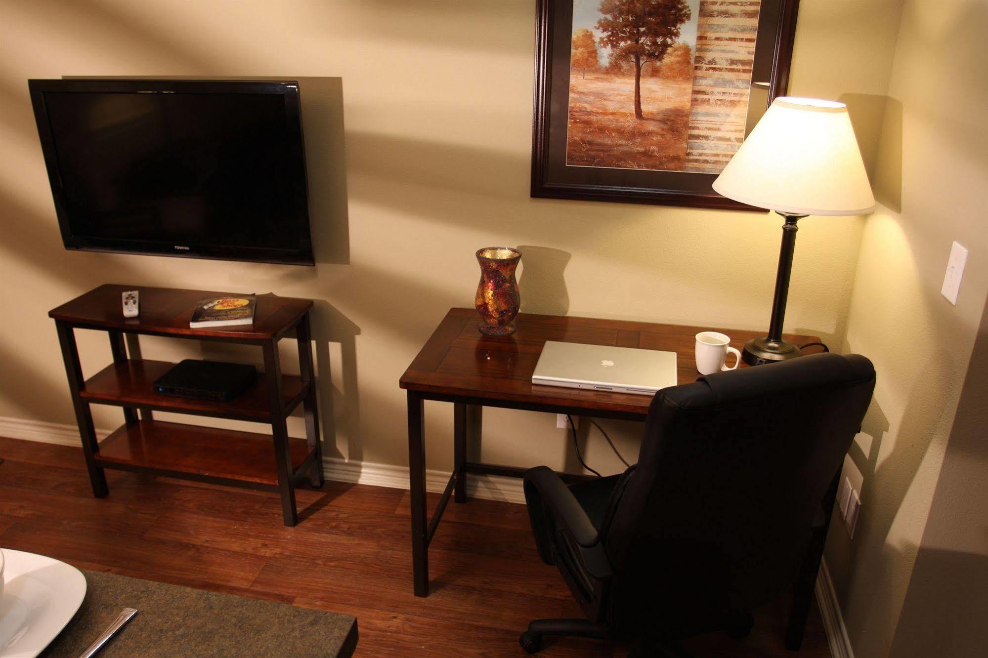Eagle'S Den Suites Cotulla A Travelodge By Wyndham Zewnętrze zdjęcie