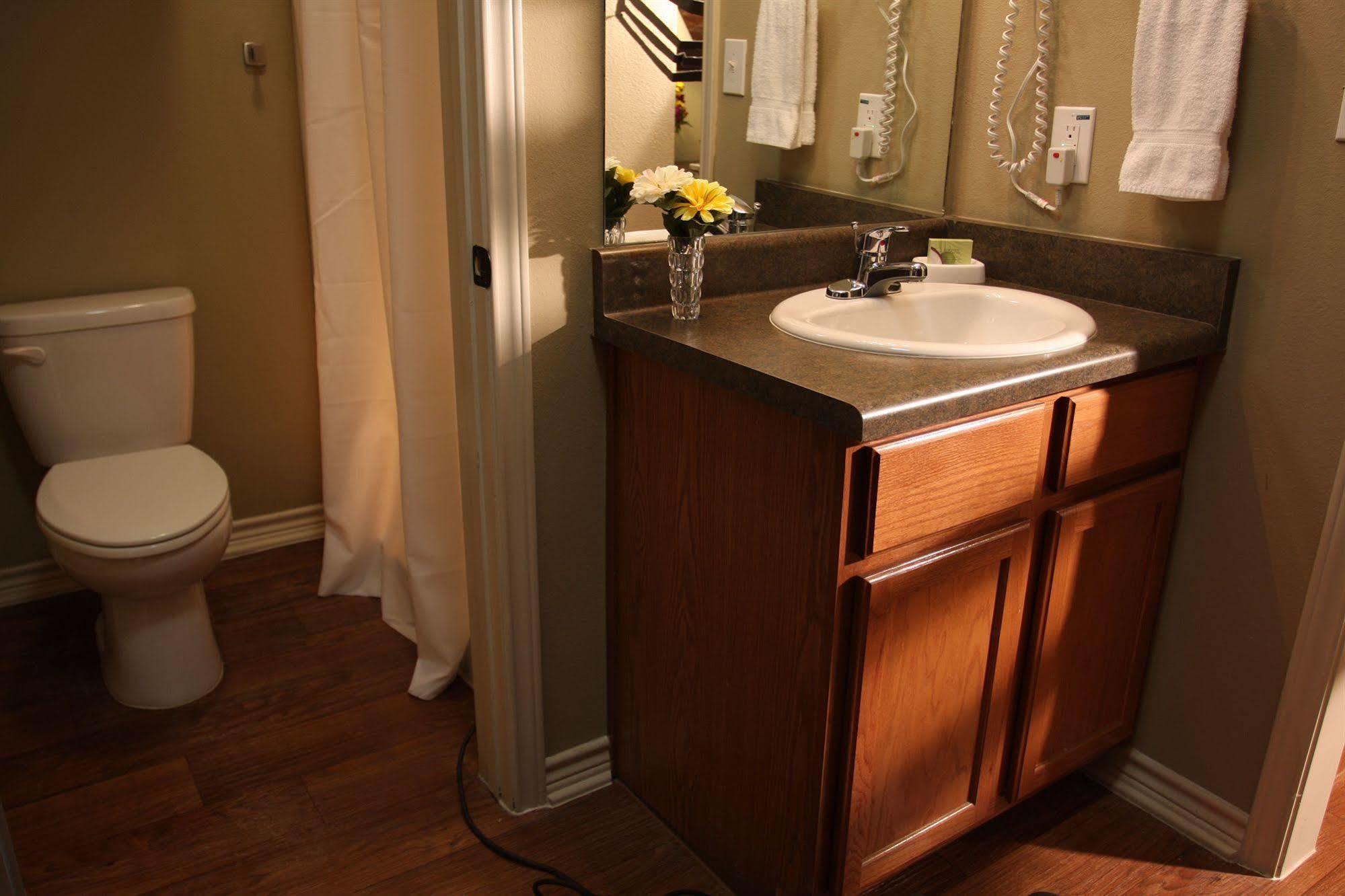 Eagle'S Den Suites Cotulla A Travelodge By Wyndham Zewnętrze zdjęcie